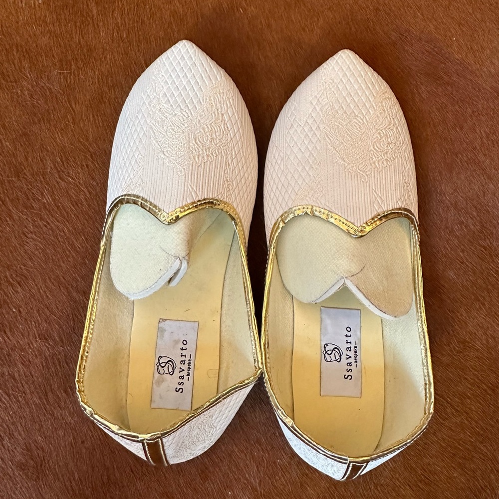 Off white quilted mojaris Indian shoes